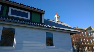 110815-tiny-house-gets-roof