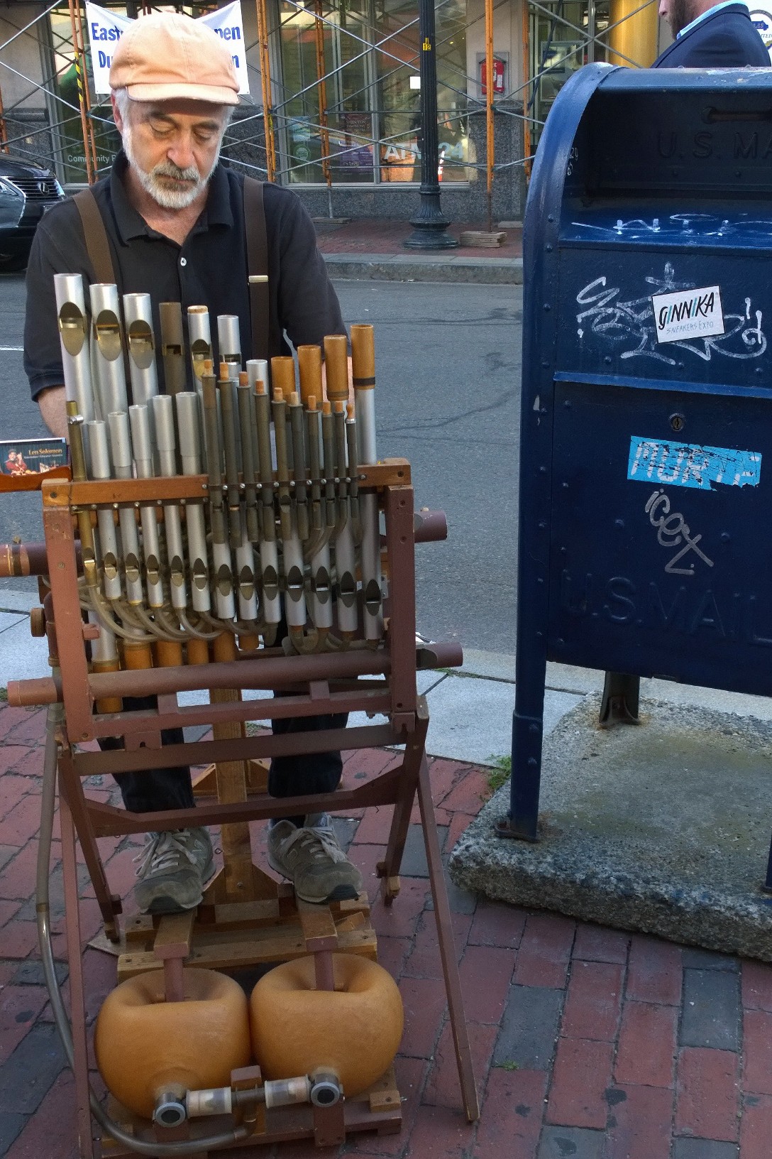 081816-inventor-plays-music-Harvard-Square