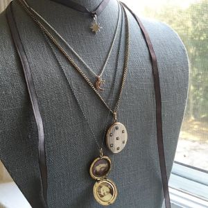 antique-lockets-on-bust