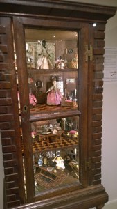 122916-dollhouse-reflects-unequal-history