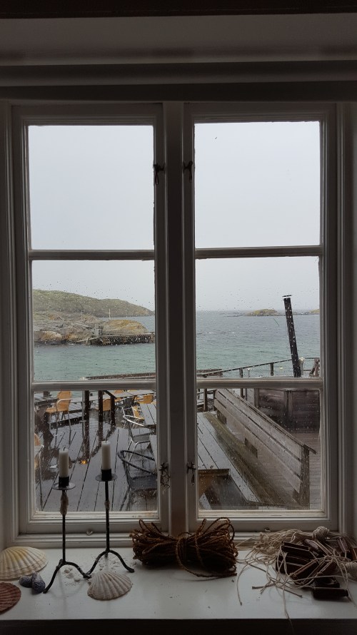 060417-Väderöarna-rainy-window