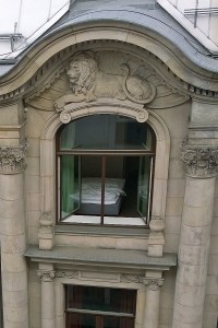 060617-lion-over-unmade-bed