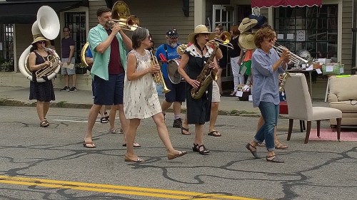 072217-tuba-band-at-sidewalk-sale