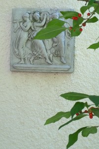 092717-Grecian-dancers-and-holly