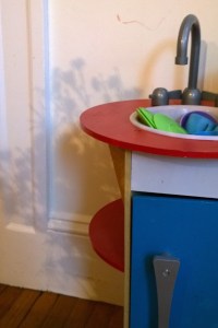 121917-child-kitchen-and-shadows