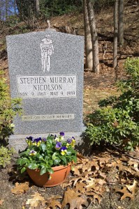 033118-flowers-at-gravestone