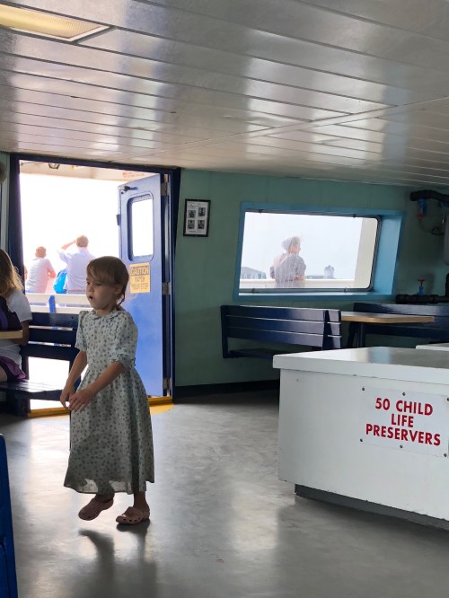 081718-Amish-girl-on-vacation