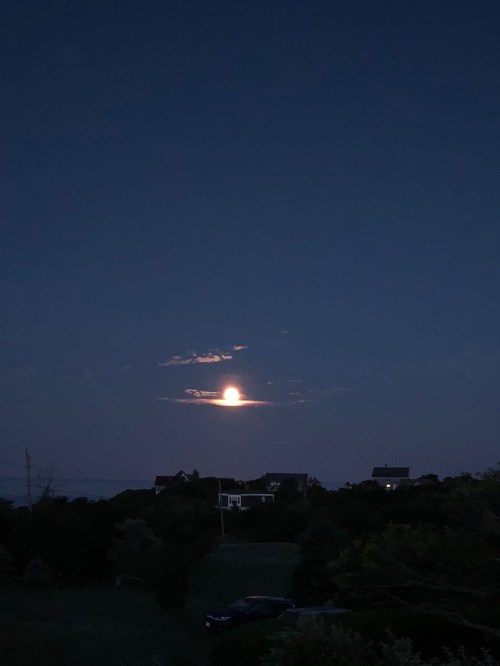 082618-full-moon-morning