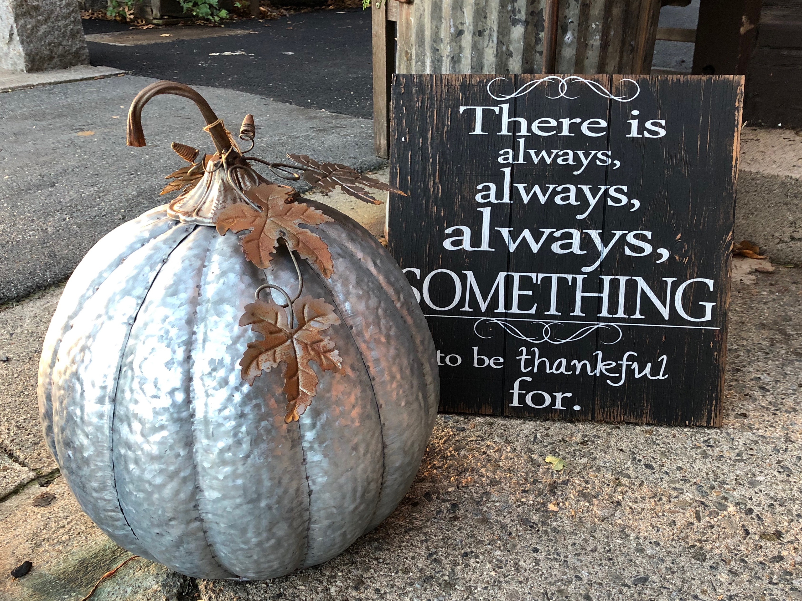 111118-thankful-sign-with-pumpkin