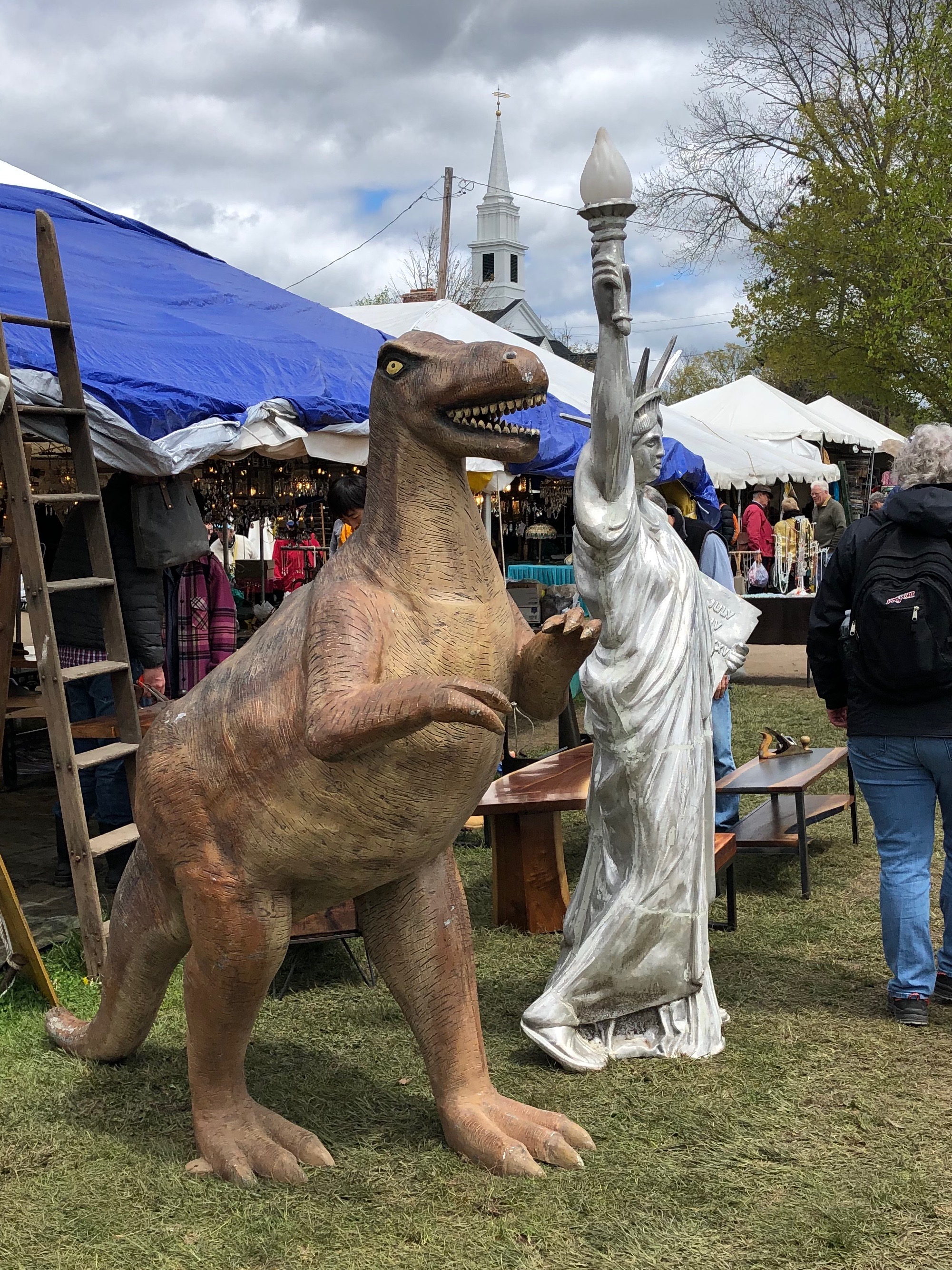 051519-Brimfield-dino-&amp;-Lady-Liberty