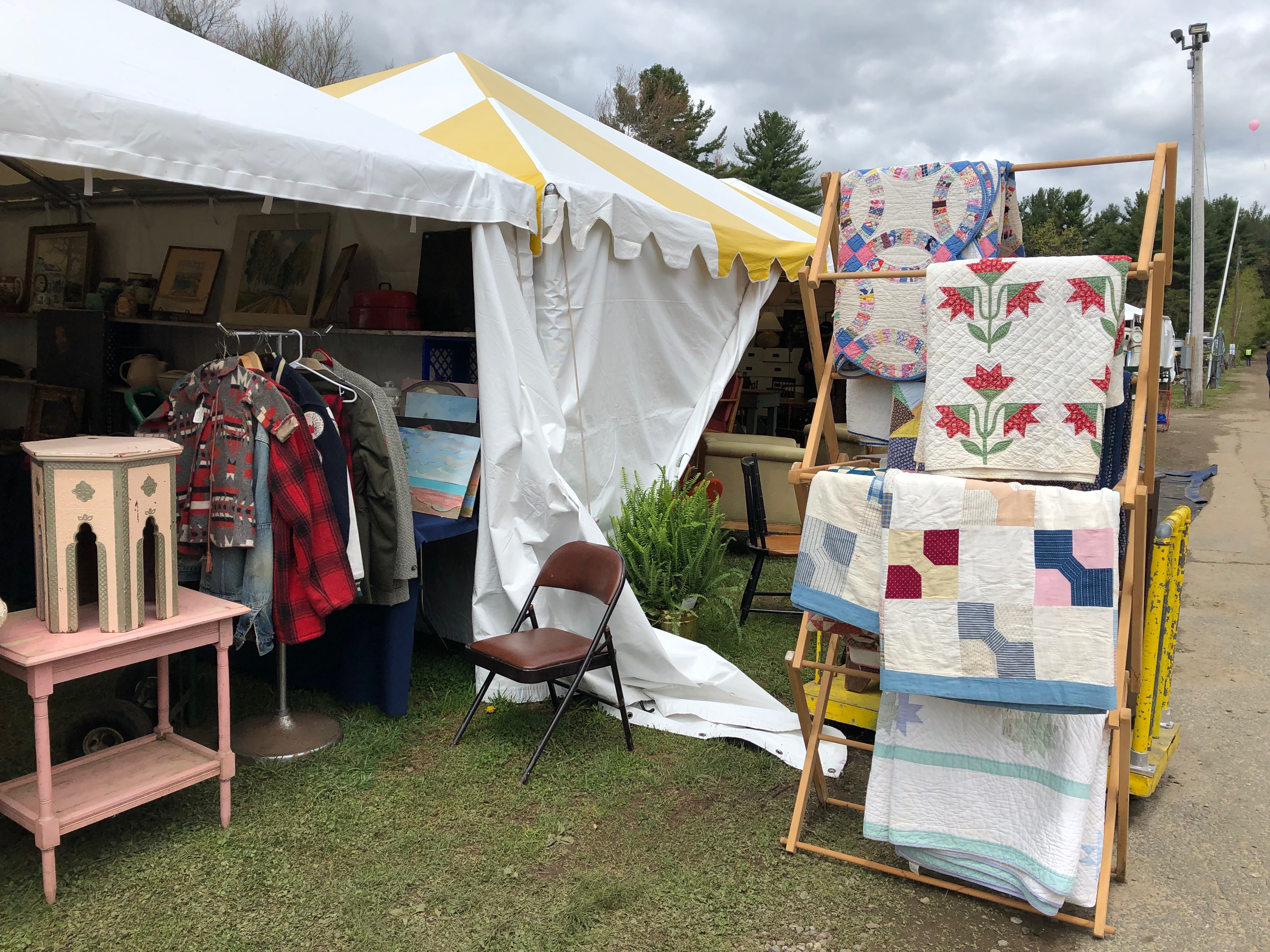 051519-Brimfield-quilts
