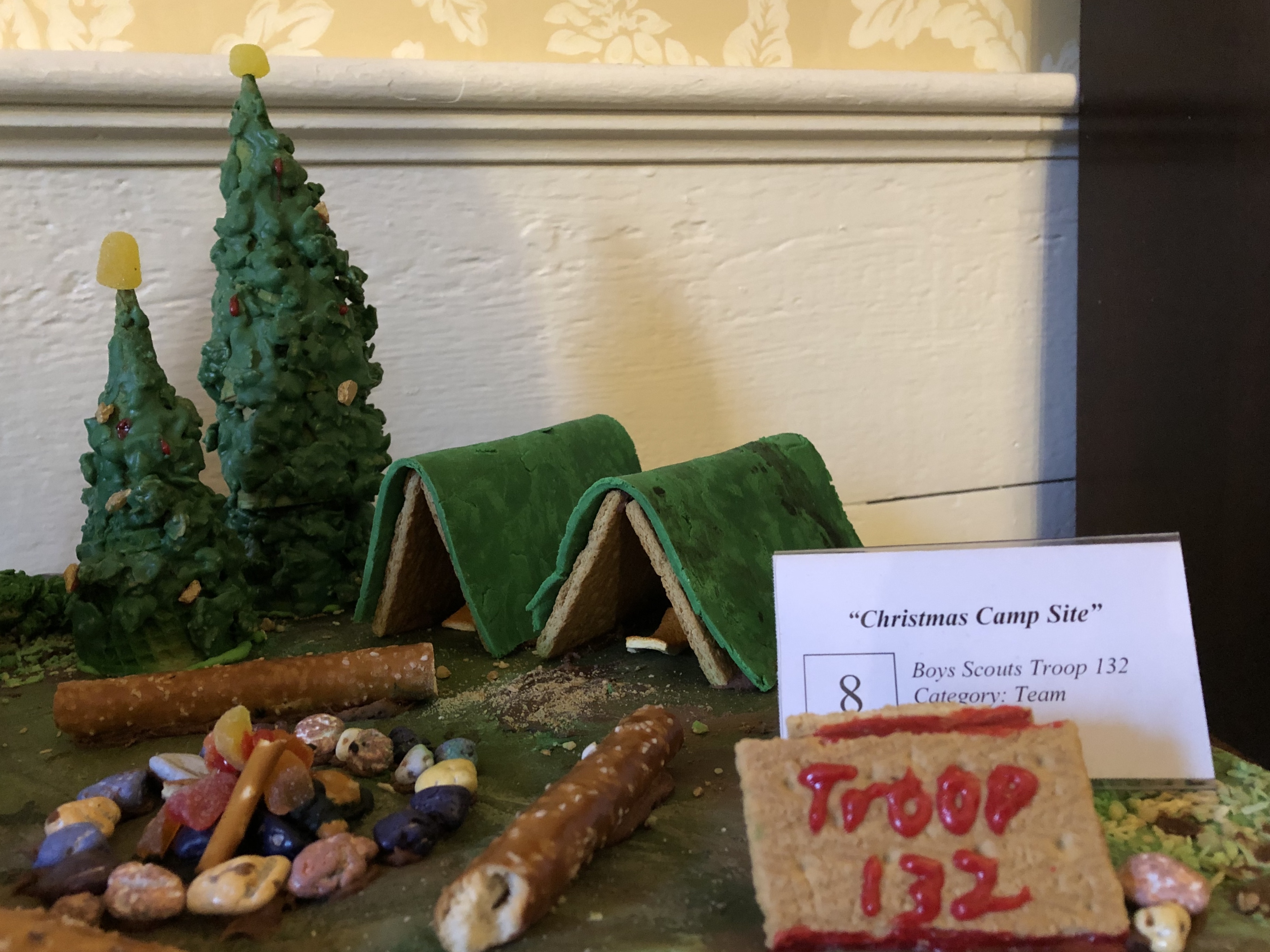 121219-Scouts-do-gingerbread