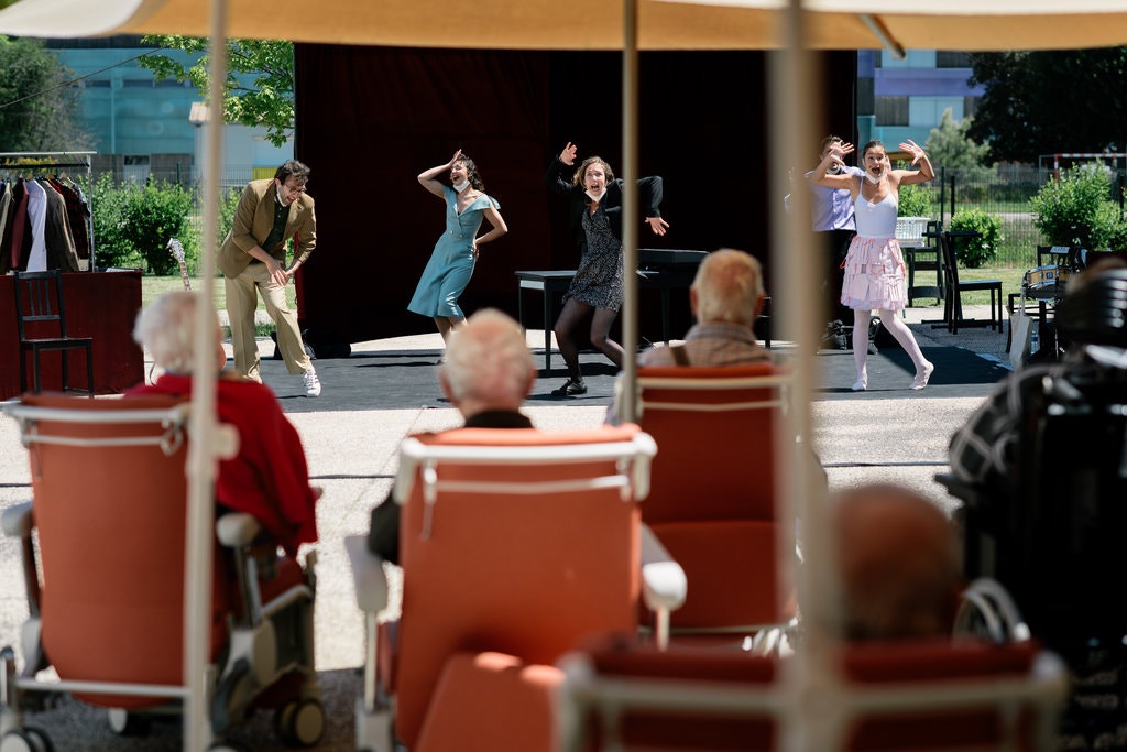 merlin_173066703_e2716cc9-9930-43cf-bddc-793876f48fd6-jumbo