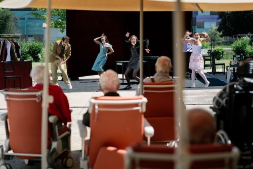 merlin_173066703_e2716cc9-9930-43cf-bddc-793876f48fd6-jumbo